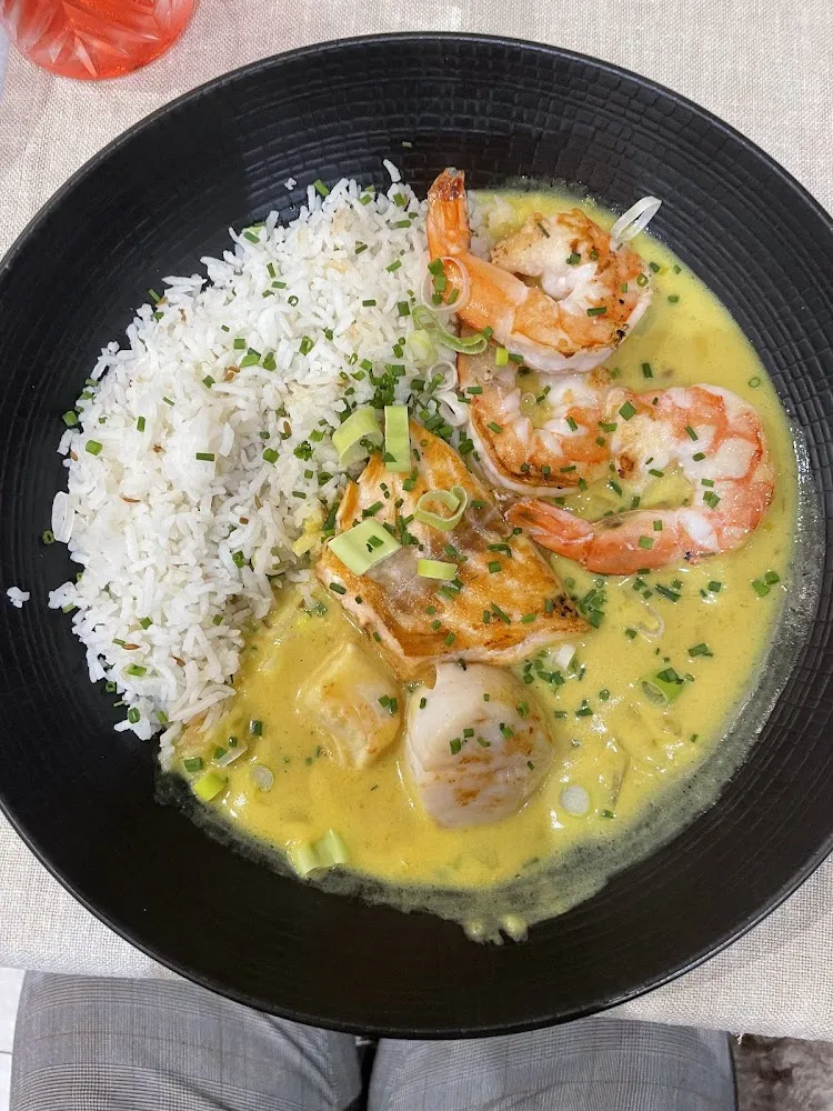 Noix de Saint Croix Mit Garnelen An Curryreis